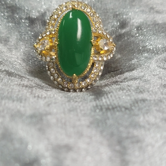 Ladies Oval Inlaid Hollow Green Ring - Picture 8 of 8